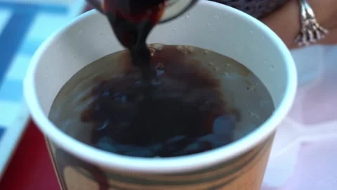 Closeup serving coffee in a plastic cup with hot water Vidéo 196727468