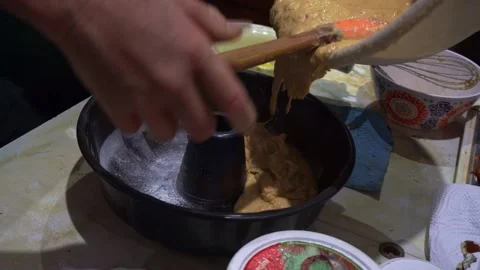 Closeup serving homemade cake batter into container 스톡 동영상 155276555