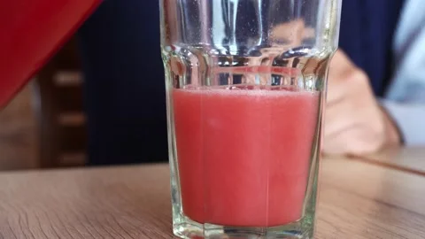 Closeup serving a red color camu camu juice in a glass in a restaurant Vídeos de archivo 167370354