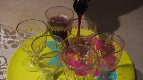 Closeup serving wine to several glasses on a platter on the table Vidéo 154816668