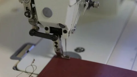 Closeup the sewing machine and item of clothing, old sewing machine,vintage Vidéo 82816906