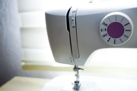 Closeup of a sewing machine needle bobbin and stitch settings Stockfoto's