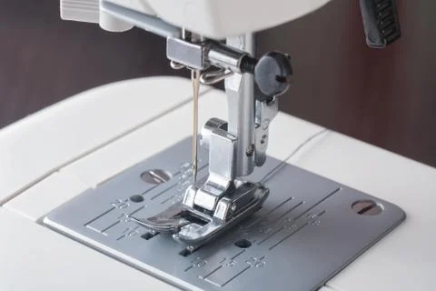 Closeup of sewing machine. View of sewing mechanism, presser foot, needle wit Foto stock