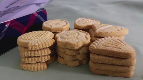 Closeup of a shortbread biscuit assortment, next to the product tin container. Vídeos de archivo 296898667