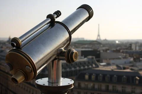 Closeup shot of a binocular looking at the Eiffel Tower in Paris Foto stock