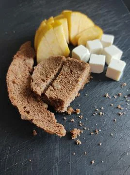 Closeup shot of bread, cheese cubes, and apple slices Foto stock