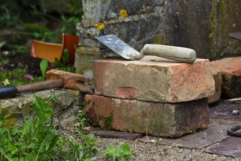 Closeup shot of brown bricks with tools for the construction Foto stock