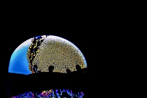 Closeup shot of a bubble with abstract patterns on a dark background Foto stock