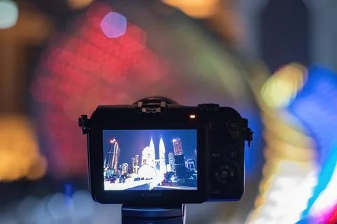 Closeup shot of a camera taking a view of kuala lumpur new landmark named sal Foto stock