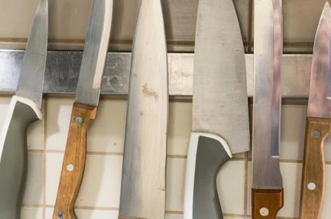 Closeup shot of different sizes of sharp knives in the kitchen Foto stock