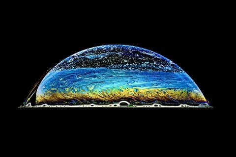 Closeup shot of a half bubble with abstract patterns on a dark background Foto stock