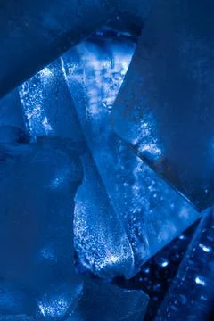 Closeup shot of ice cubes under blue light Stockfoto's