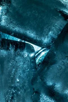 Closeup shot of ice cubes under blue light Stockfoto's