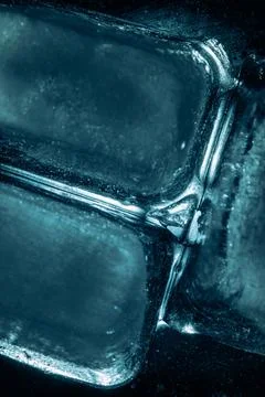 Closeup shot of ice cubes under blue light Stockfoto's