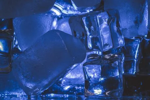 Closeup shot of ice cubes under blue light Stockfoto's