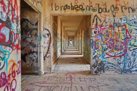 Closeup shot of the interior of an old abandoned building with graffiti art on t Fotos de archivo