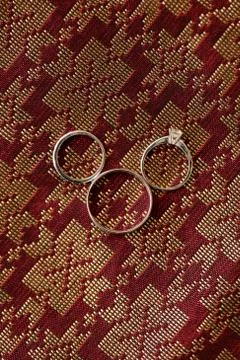 A closeup shot o wedding ring Foto stock