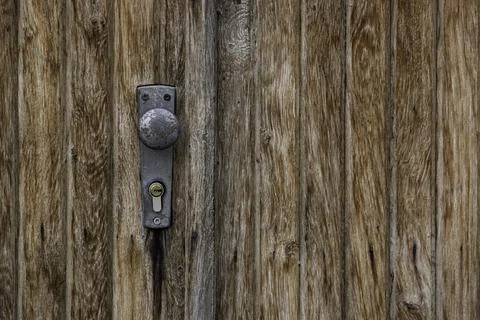 Closeup shot of an old and rustic knob on a wooden surface Foto stock