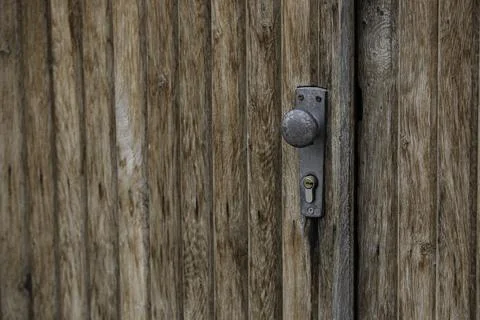 Closeup shot of an old and rustic knob on a wooden surface Foto stock