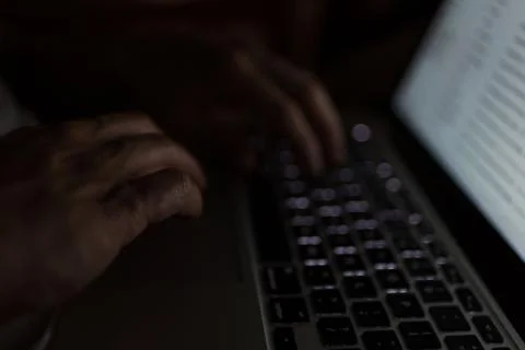 Closeup shot of a person typing on a computer keyboard Stockfoto's