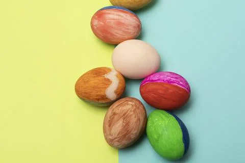 Closeup shot of a row of Easter eggs isolated on a blue and yellow background Foto stock