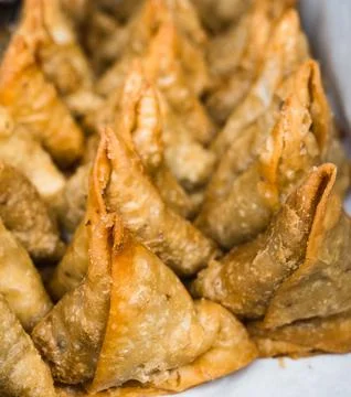 Closeup shot of samosas in triangular shape Foto stock