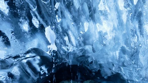 Closeup shot of the side of a glacier with melt water running down Vidéo 112556892