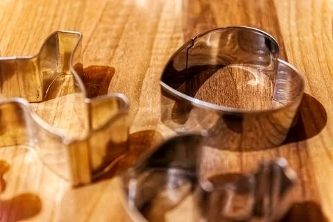 Closeup shot of silver cookie forms on wooden surface Foto stock