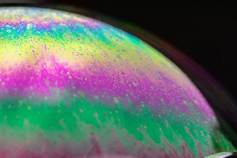 Closeup shot of a soap bubble surface with colorful abstract patterns Foto stock