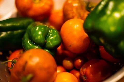 Closeup shot of a stack of fresh vegetables including peppers and tomatoes Foto stock