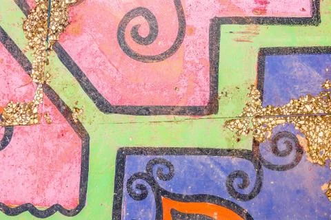 A closeup shot of a wall having different patterns of multiple colors painted Foto stock