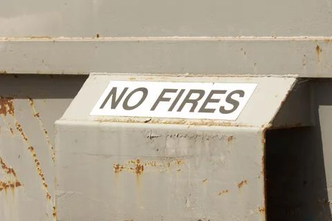 Closeup shot of a white rectangular sign saying No Fires on rusty grey metal ski Stockfoto's
