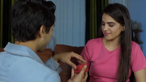 Closeup shot of a young lover proposing her girlfriend on Valentine's day in ... Video stock 123084582