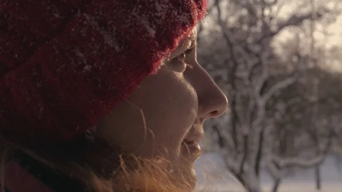 Closeup Side View Face Woman In Winter On The Street Looking Into The Distance 库存影片 93074521