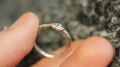 Closeup silver ring in the fingers macro Vídeos de archivo 149121213