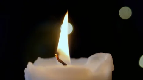 Closeup of a single white candle burning in the dark backround. 4K 库存影片 122586227