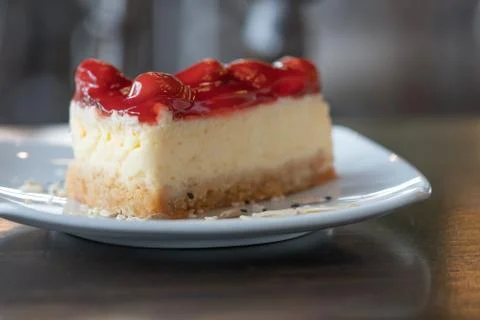 Closeup Slice Strawberry cheesecake layer cake Dessert Food on a white plate Foto stock