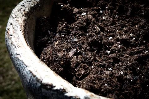 Closeup of Small Round Rustic Pottery Planter of Dirt Foto stock