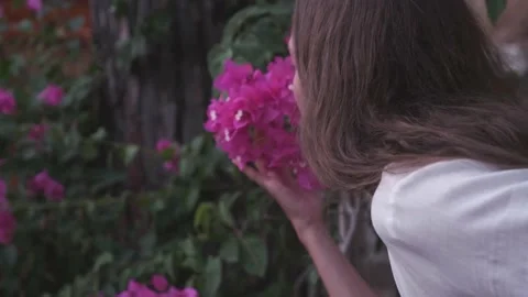 Closeup sniffs flowers 스톡 동영상 131109759