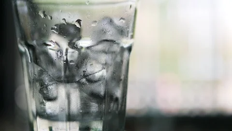 Closeup of soft drink bubbles in ice transparent glass Video stock 101007570