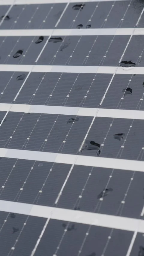 Closeup solar panel surface with water rain droplets 库存影片 335069357