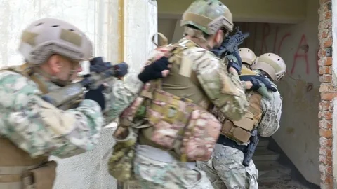 Closeup of special army forces unit entering in the ruined building in search Vídeos de archivo 78031630