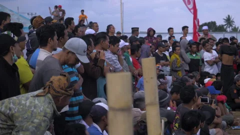 Closeup of spectators, referee continues fight after timeout at Peresean Video stock 131016165