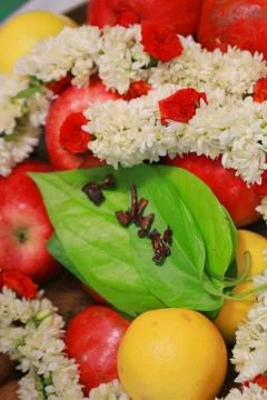Closeup Stack of betel leaf with fruits and flowers. Foto stock