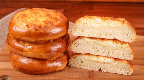 Closeup of a stack of freshly baked round bread on a wooden table Stockfoto's