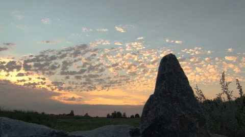 Closeup of a stone against the evening sky. Vídeo Stock 105378314