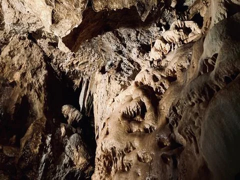 Closeup of stone objects and rocks in Jeskyne Na Pomezi cave in Czech Foto stock
