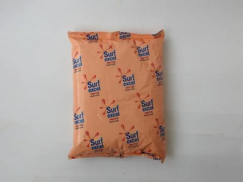 Closeup of Surf Excel Matic Front Load Detergent Powder 6Kg Box and Pack isol Fotos de archivo