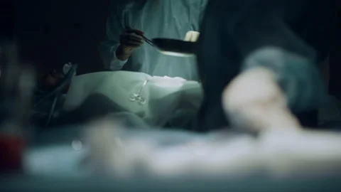 Closeup surgeon operating hands in ward. Unknown nurse give medical instruments. Vidéo 179400126