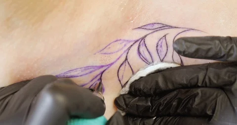 Closeup tattooing machine with needle in master hands painting tattoo on skin. Stock Footage 113819917